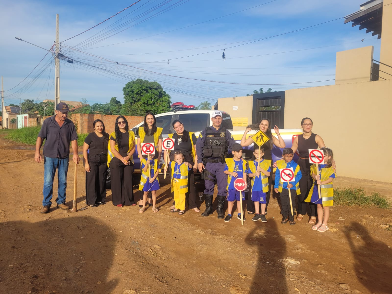 Agetran realiza ação educativa sobre estacionamento no entorno do EMEI em Dourados