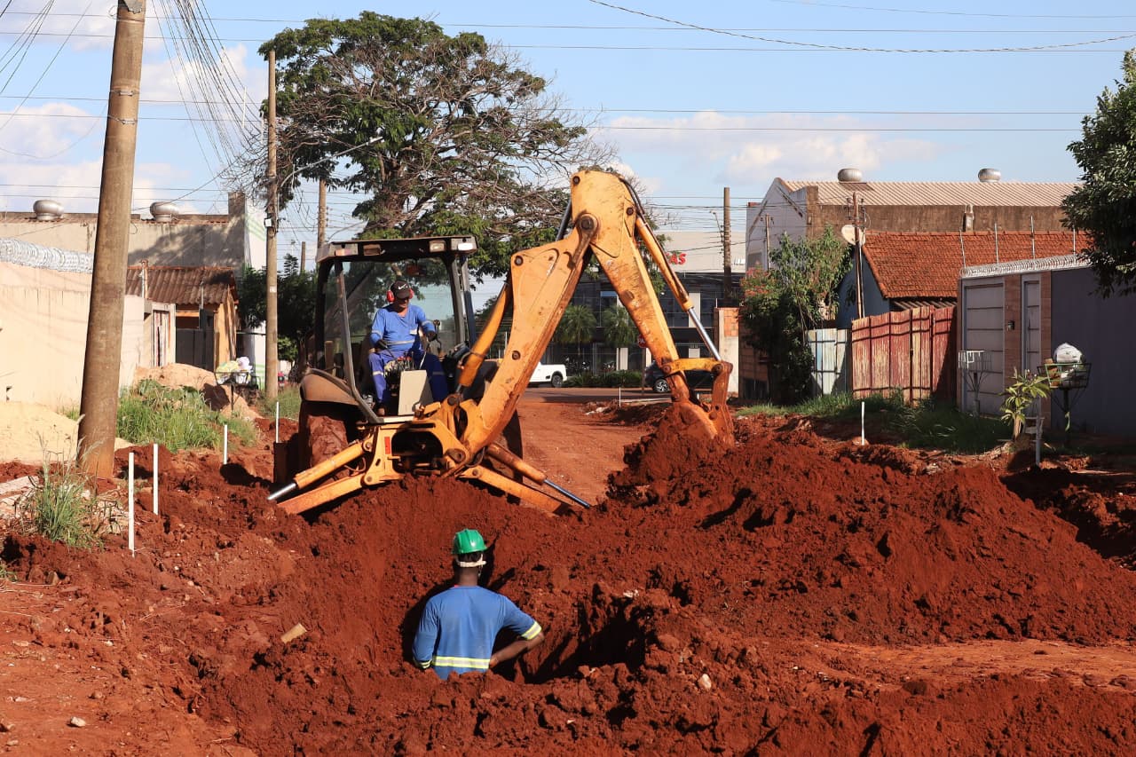 Obras de esgoto alteram trânsito em 4 avenidas da Capital