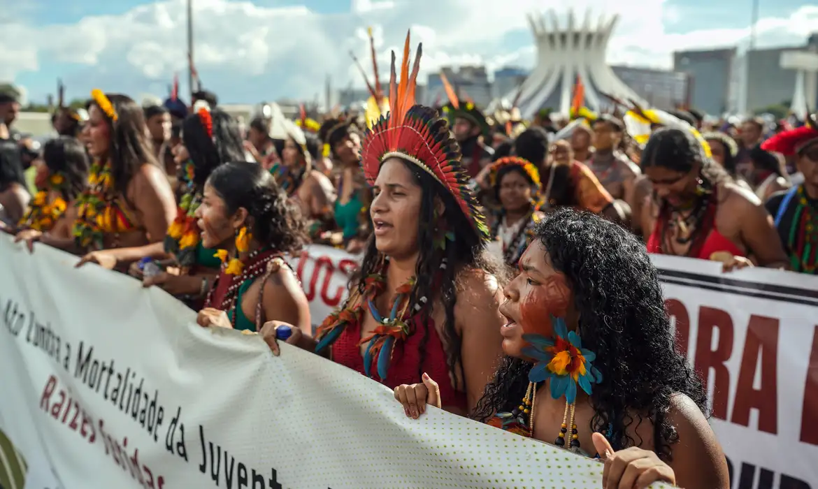 Indígenas de todo o Brasil marcham em Brasília por direitos e proteção ambiental