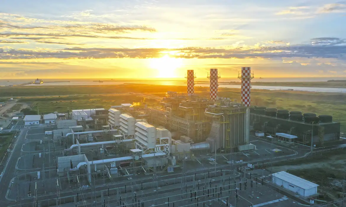 Leilão de Energia Prioriza Fontes Poluentes e Gera Críticas no Brasil