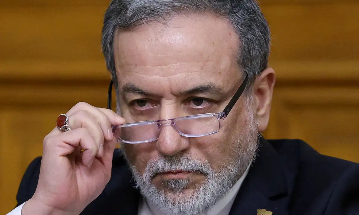 Irã anuncia pausa nos ataques e garante segurança no Estreito de Ormuz