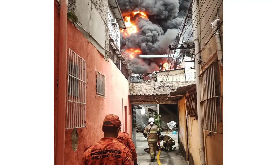 Incêndio de grande porte consome galpão em Ramos, Rio de Janeiro