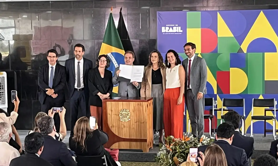 Brasil lança protocolo para proteger jornalistas e fortalecer investigações