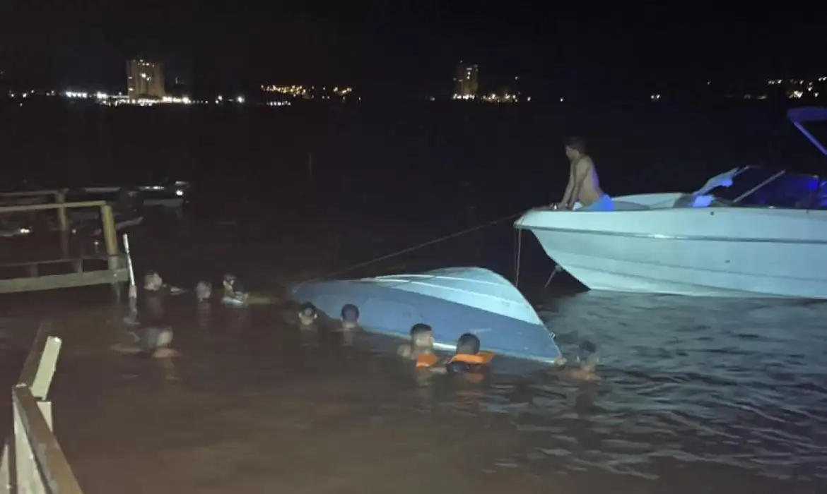 Acidente com lancha na divisa MG-SP causa seis mortes