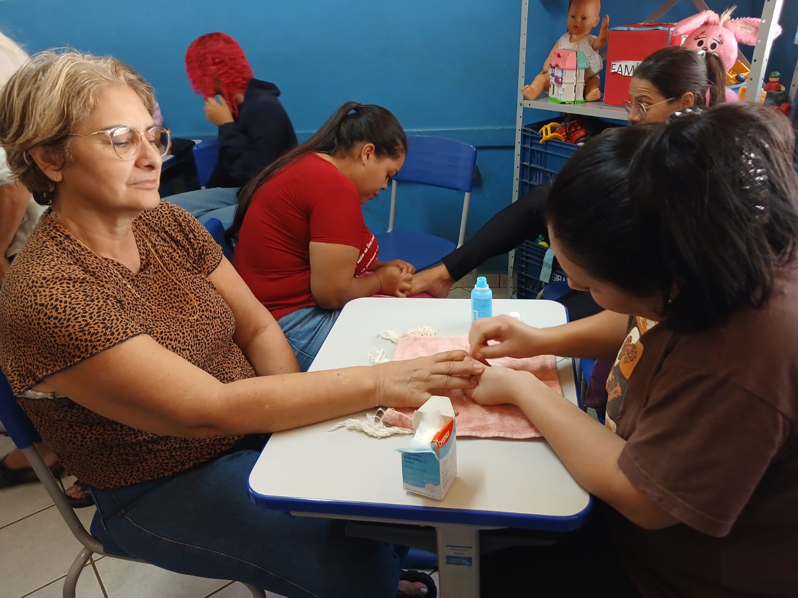 Curso de Manicure e Pedicure Capacita Mulheres na Vila Popular