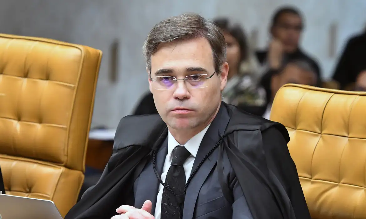 Ministro Mendonça impõe tornozeleira a deputada investigada no caso INSS