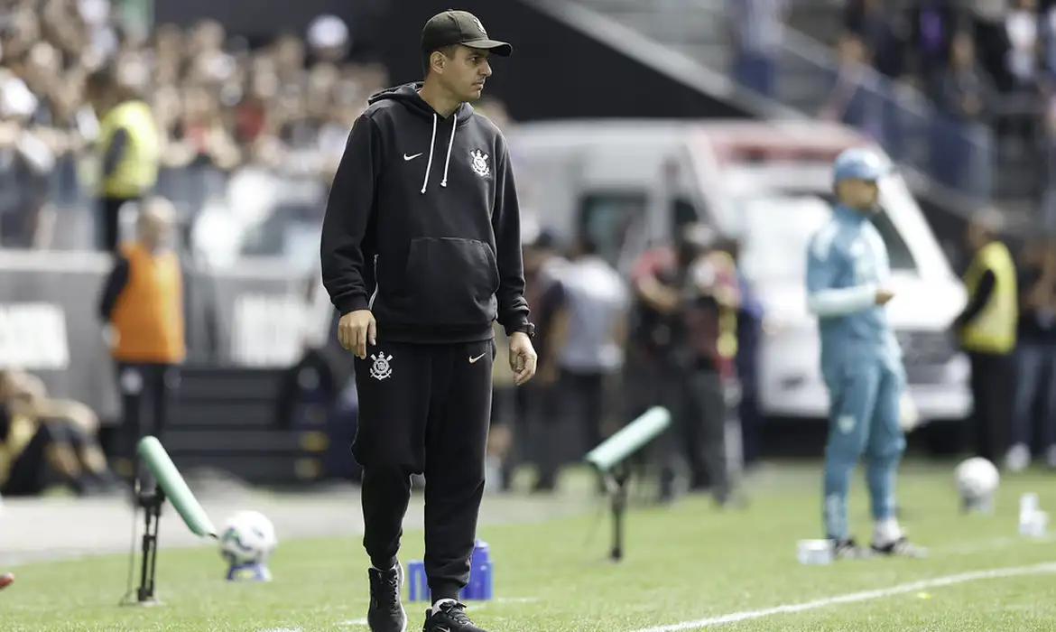 Corinthians demite técnico Lucas Piccinato da equipe feminina