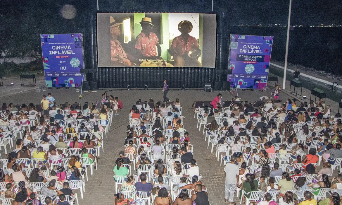 Cinema Inflável leva cultura e cinema gratuito a Tanguá, RJ