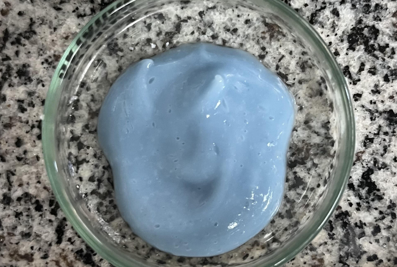 Estudo inova com micropartículas para estabilizar corante natural azul
