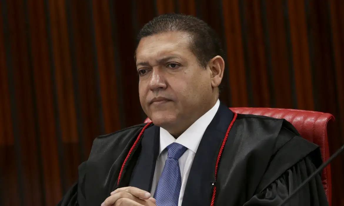 Nunes Marques assume presidência do TSE com Mendonça como vice-presidente