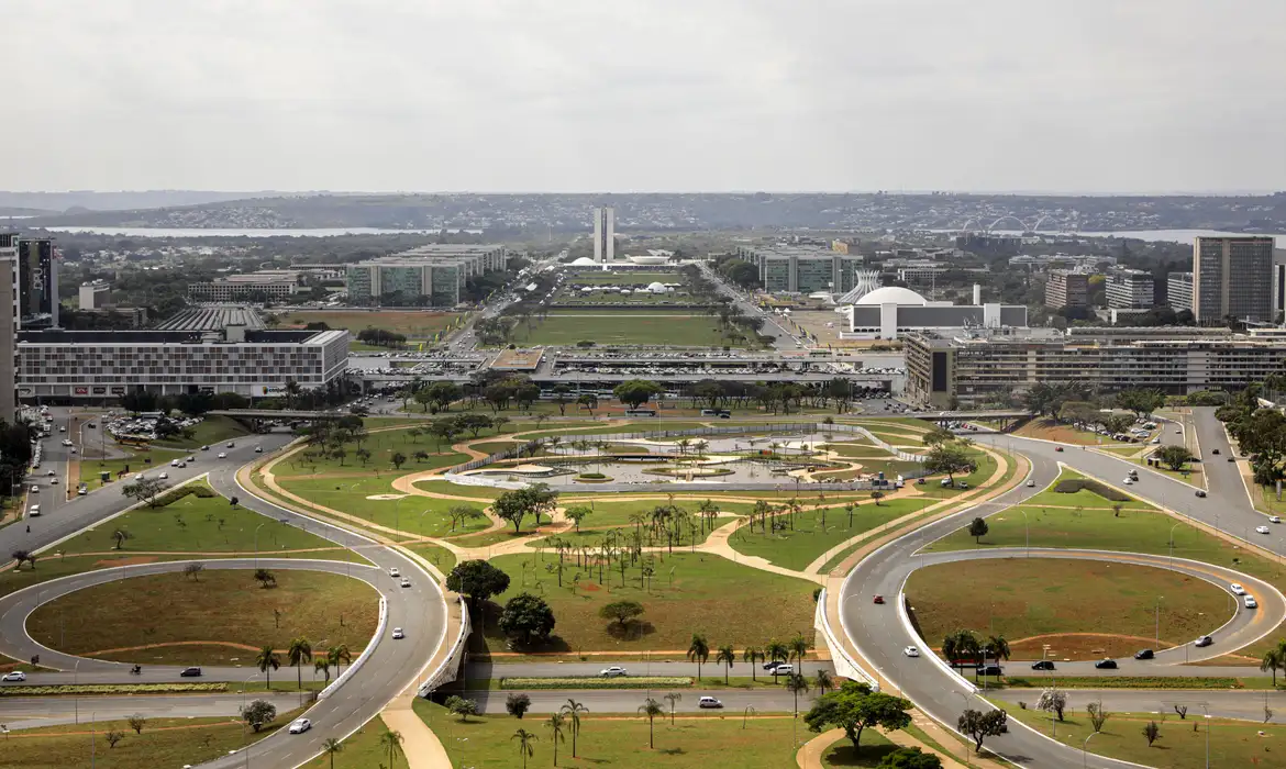 Orçamento Federal 2025: Emendas e Juros Limitam Investimentos Públicos