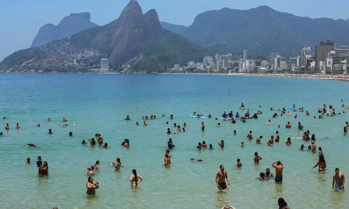 Salva-vidas resgatam 453 banhistas durante o Carnaval no Rio