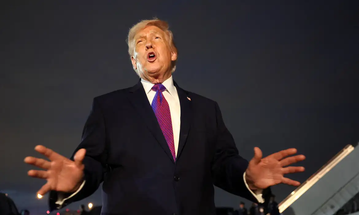 Trump intensifica ataques ao Irã e minimiza impacto da alta do petróleo
