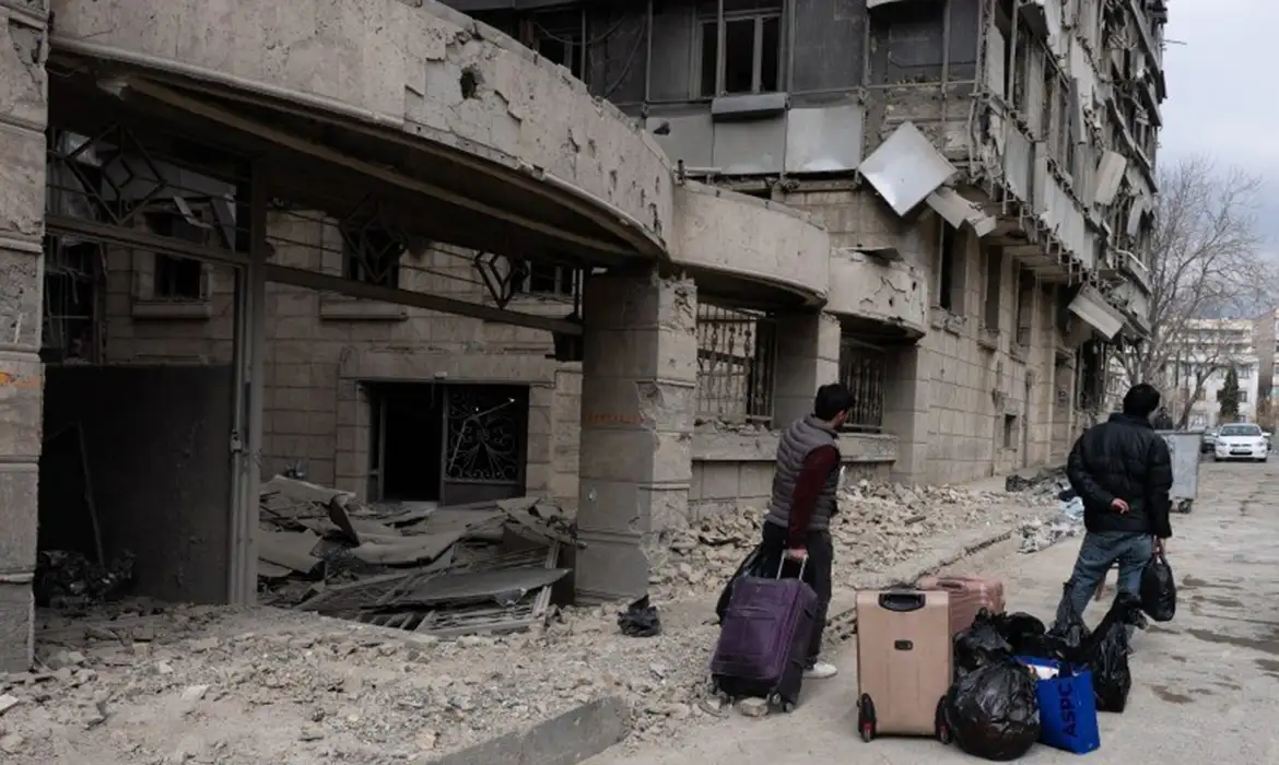 Israel e EUA causam danos a 125 mil unidades civis no Irã em 40 dias de ataques
