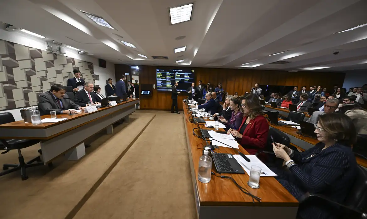 Senadores questionam CVM por suposta omissão no caso Banco Master