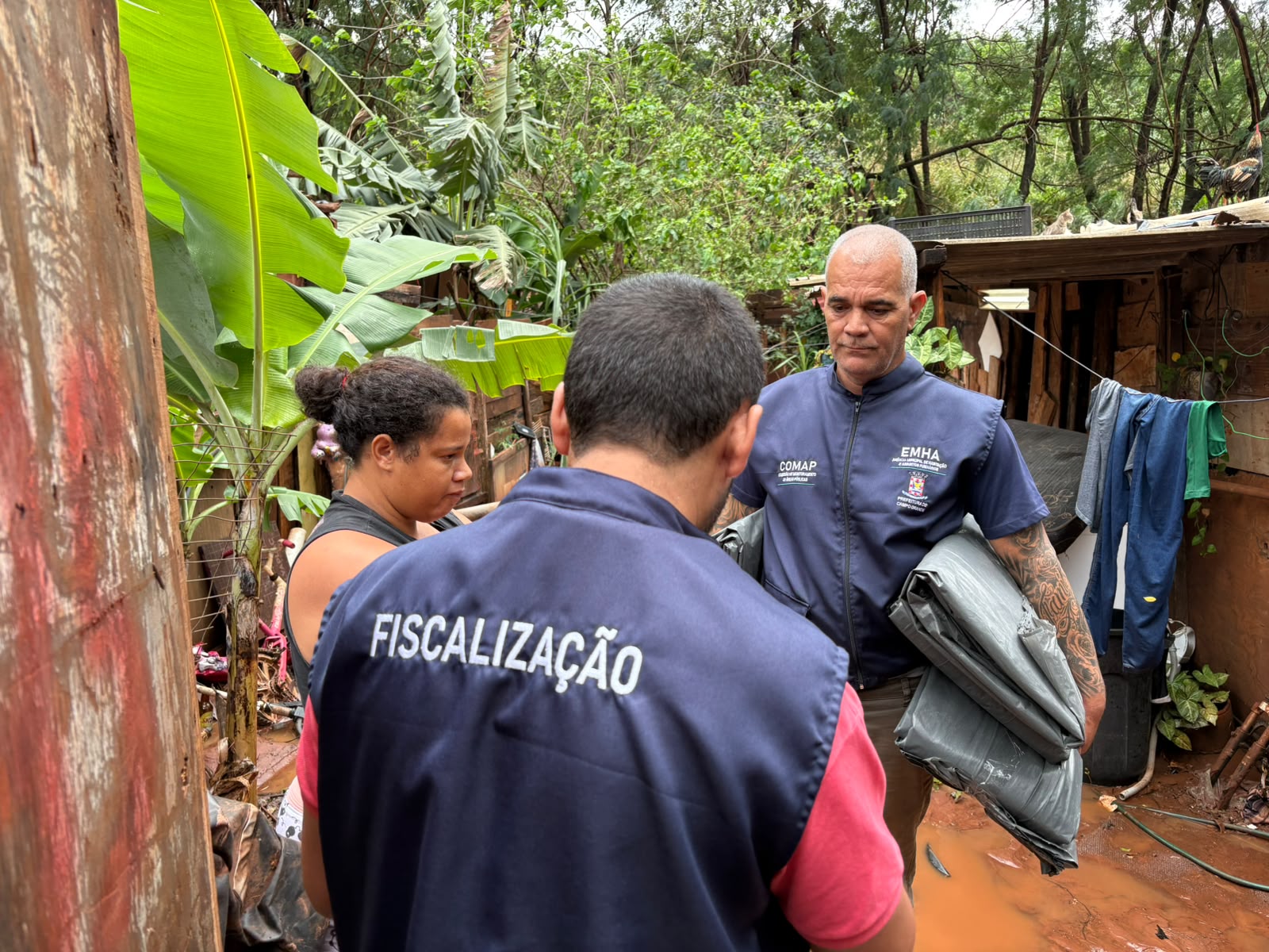 Emha entrega lonas para famílias em situação de vulnerabilidade no Jardim Noroeste