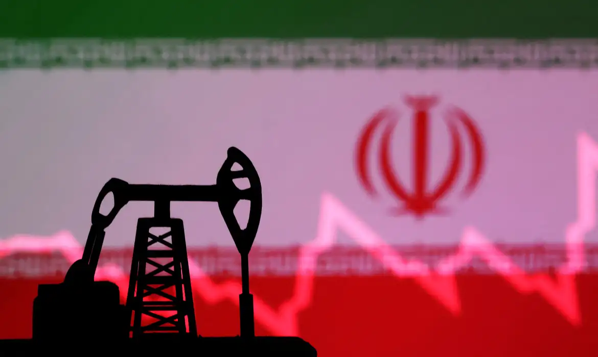 Conflito no Oriente Médio eleva preço do petróleo nos EUA em 12%