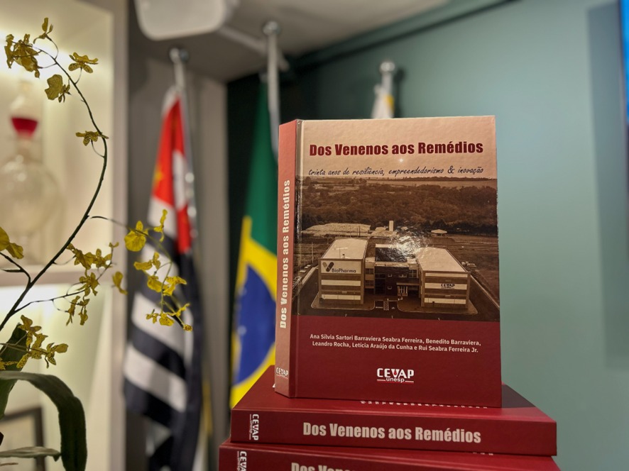 Centro de Estudos de Venenos e Animais Peçonhentos lança livro comemorativo