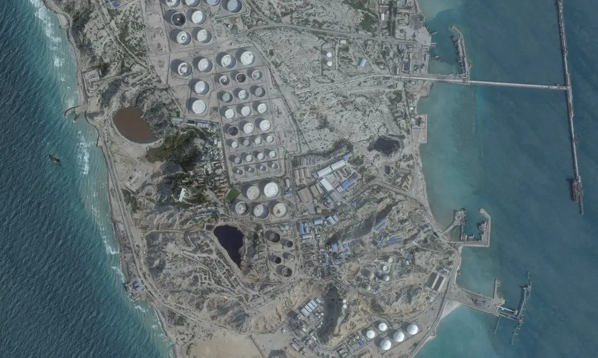 Irã ataca petroleiro perto de Dubai em meio a tensões no Estreito de Ormuz