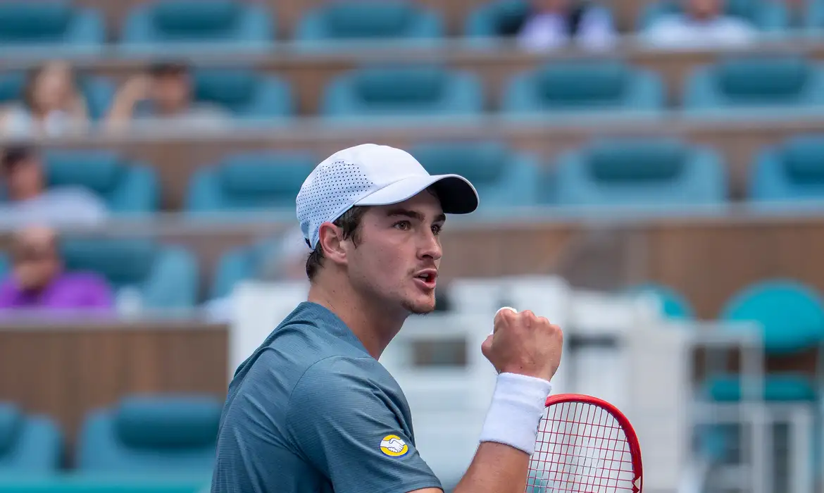 João Fonseca vence em Miami e enfrenta Alcaraz na 2ª rodada