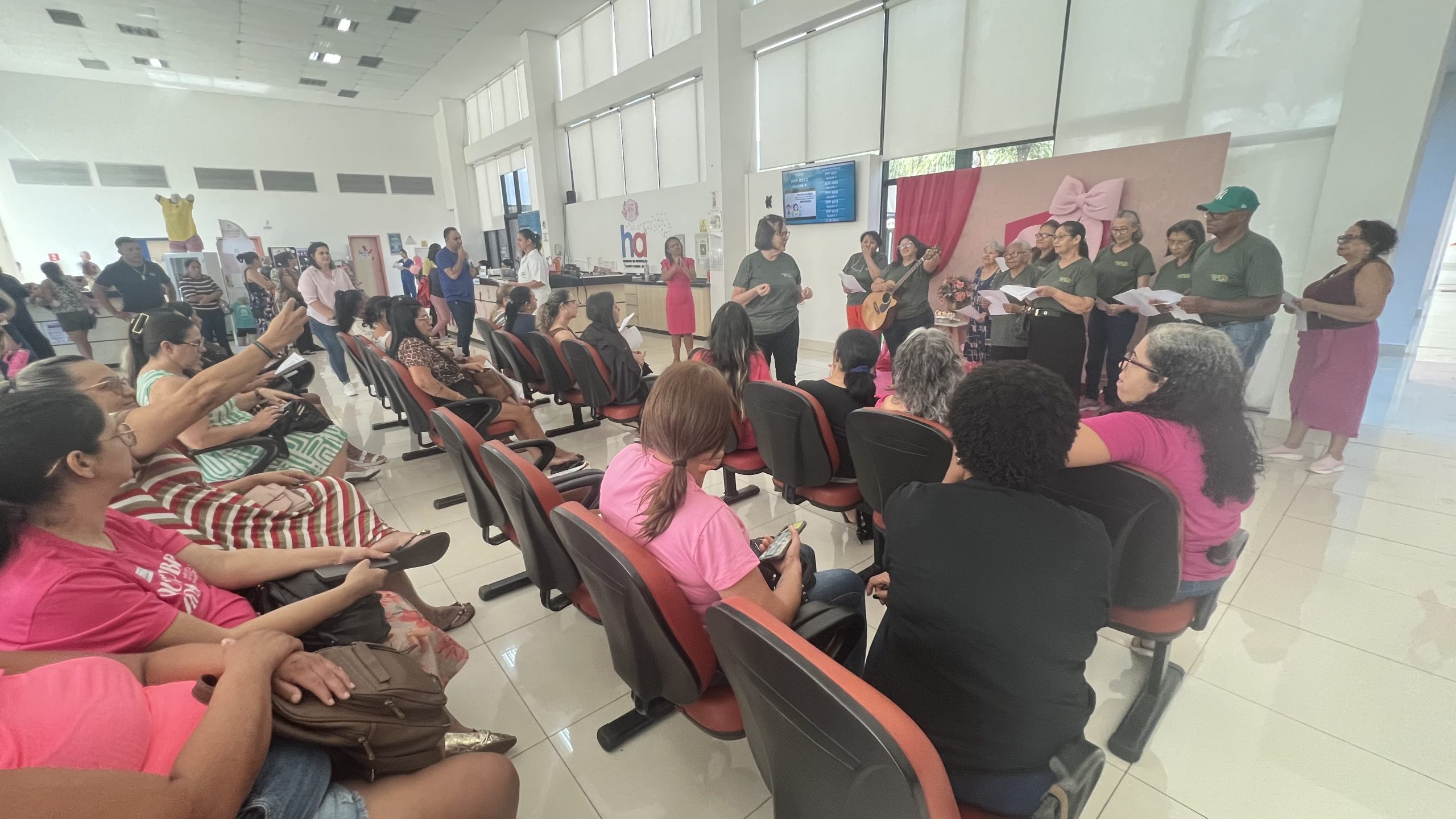 Hospital do Amor atende 15 mulheres surdas com intérpretes de Libras