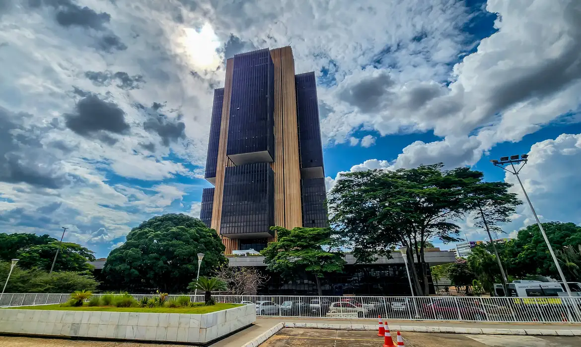 Banco Central reduz taxa Selic a 14,75% para estimular economia
