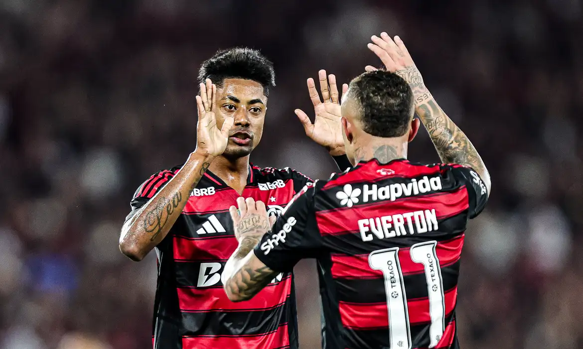 Flamengo e Cruzeiro duelam com transmissão da Rádio Nacional