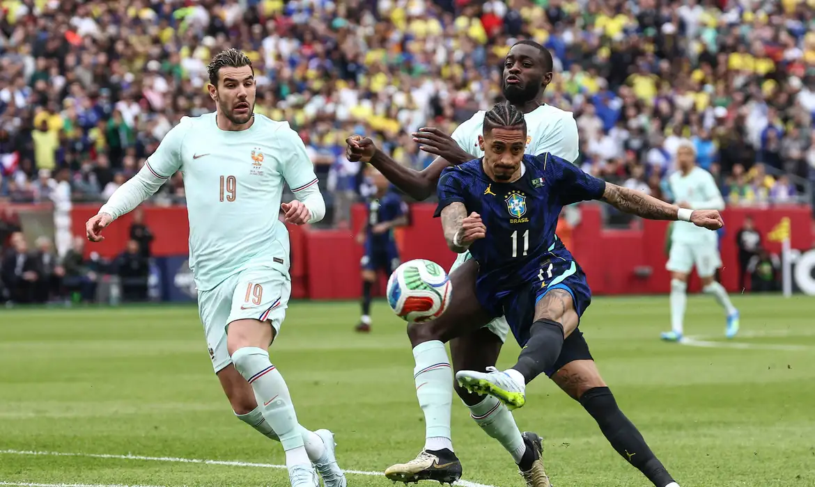Raphinha e Wesley são cortados da seleção brasileira por lesão