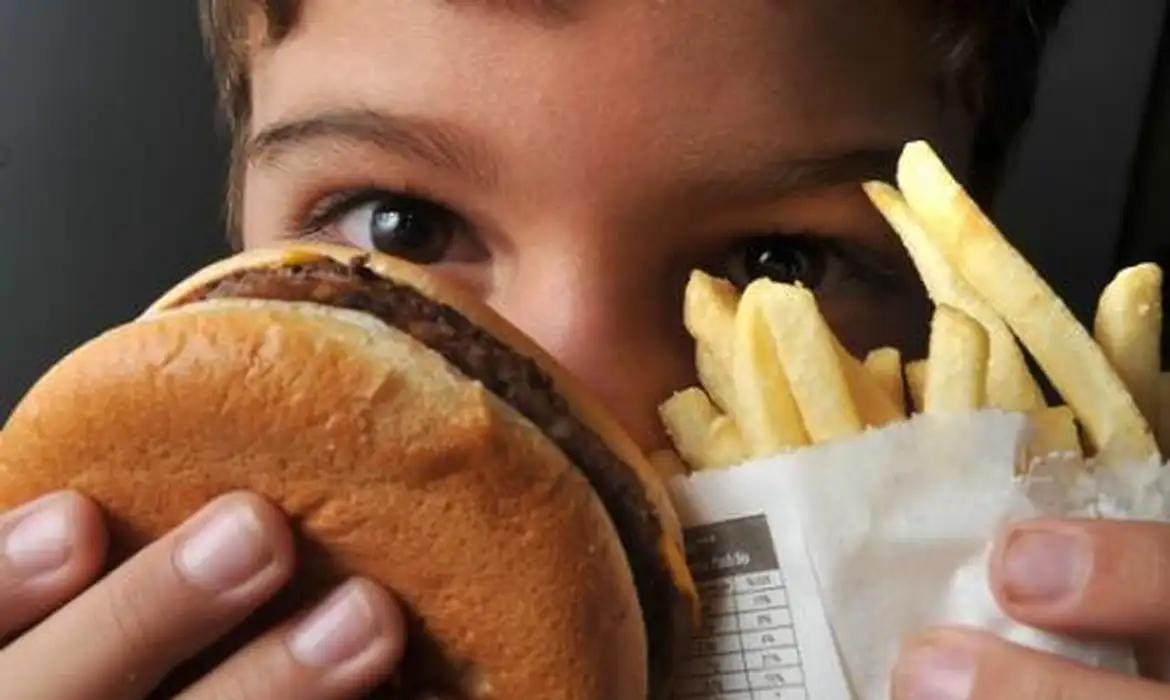 Um em cada cinco jovens no mundo sofre com sobrepeso ou obesidade