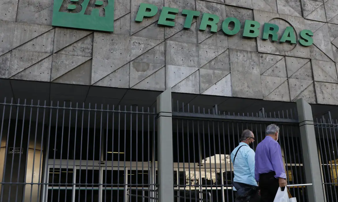 Petrobras registra lucro de R$ 110,6 bilhões em 2025 apesar da queda do Brent