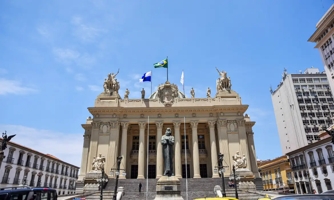 Rio de Janeiro aprova lei para fechar ferros-velhos que vendem cobre roubado