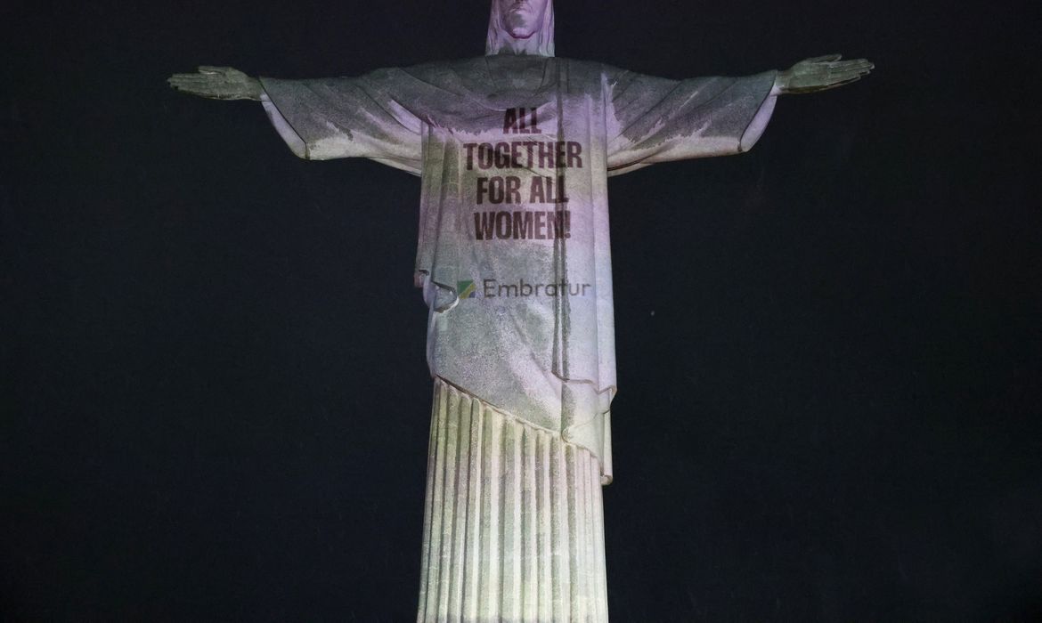 Cristo Redentor destaca campanha contra violência às mulheres com futebol