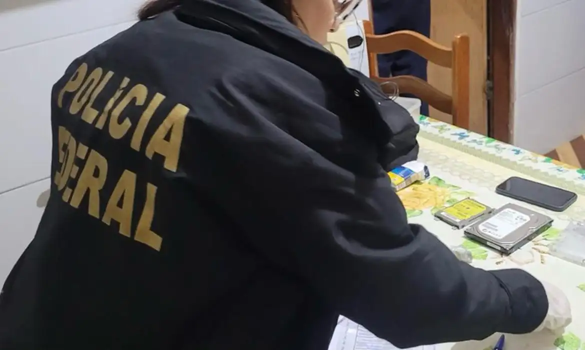 PF combate apologia ao nazismo em operação contra crimes na internet