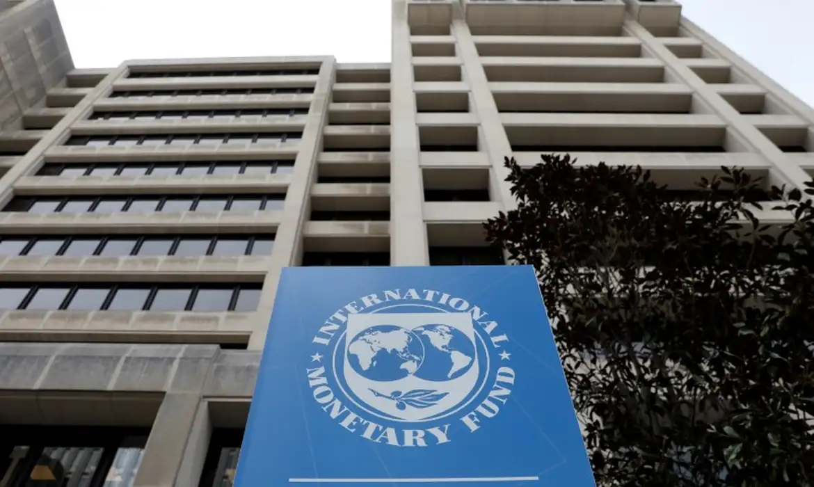 FMI reduz projeção global, mas aumenta crescimento do PIB do Brasil em 2026