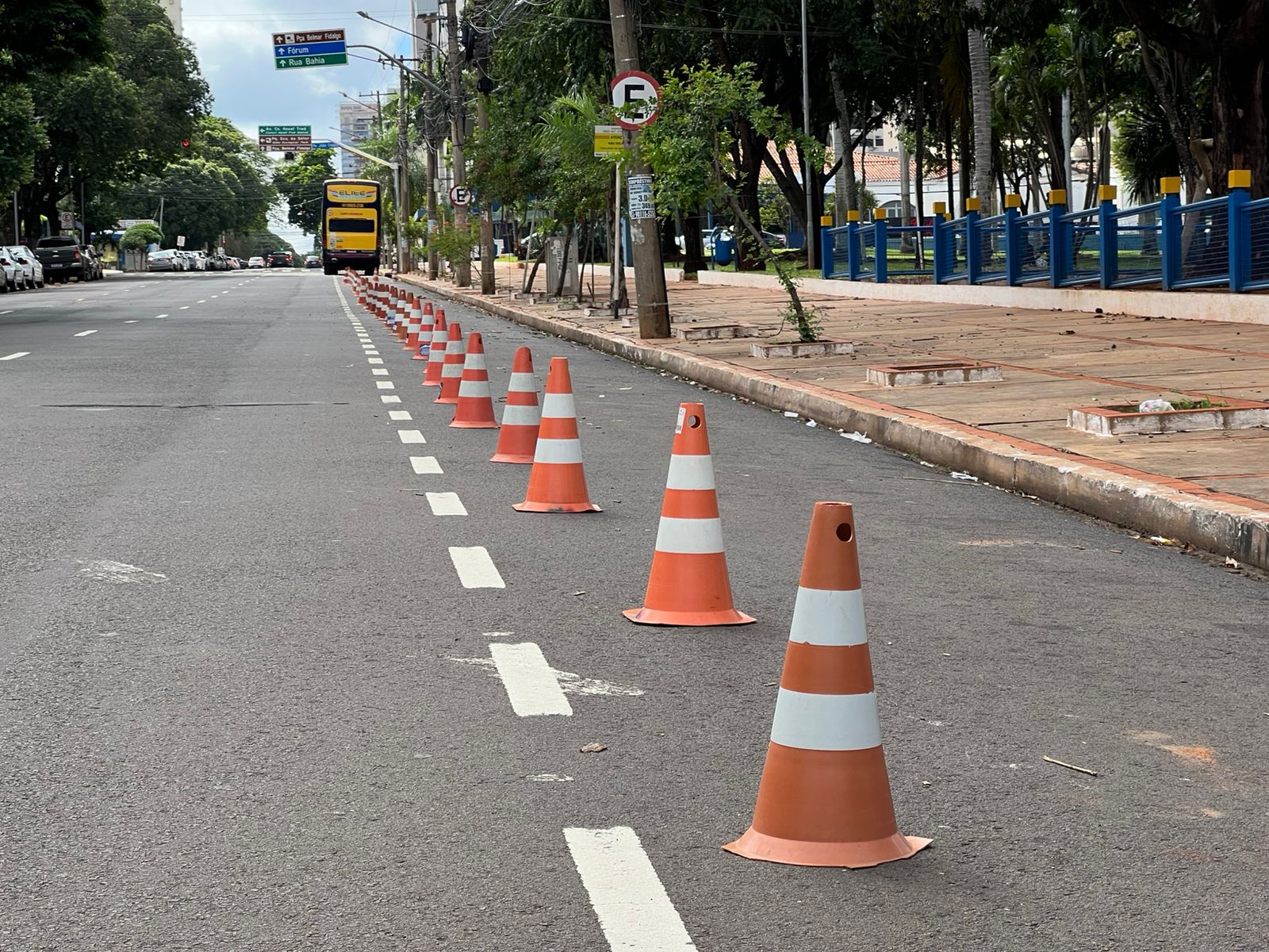 Rua Goiás em Campo Grande tem trânsito bloqueado para obras de esgoto até 24 de abril