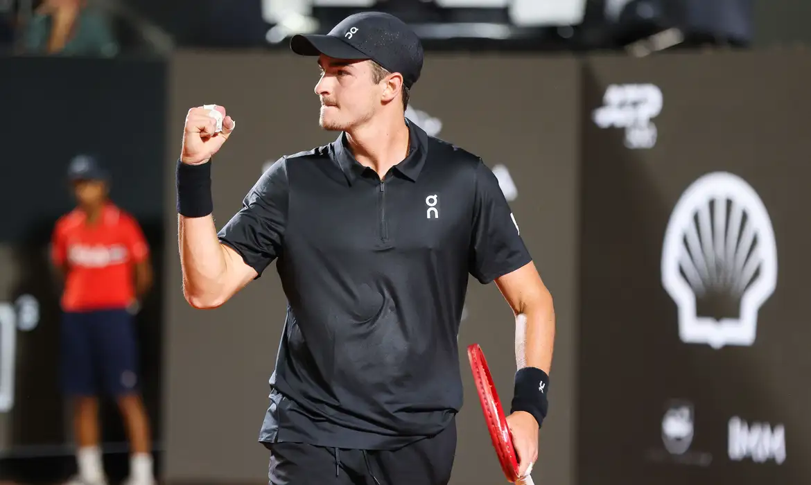 João Fonseca supera Thiago Monteiro no Rio Open em duelo brasileiro
