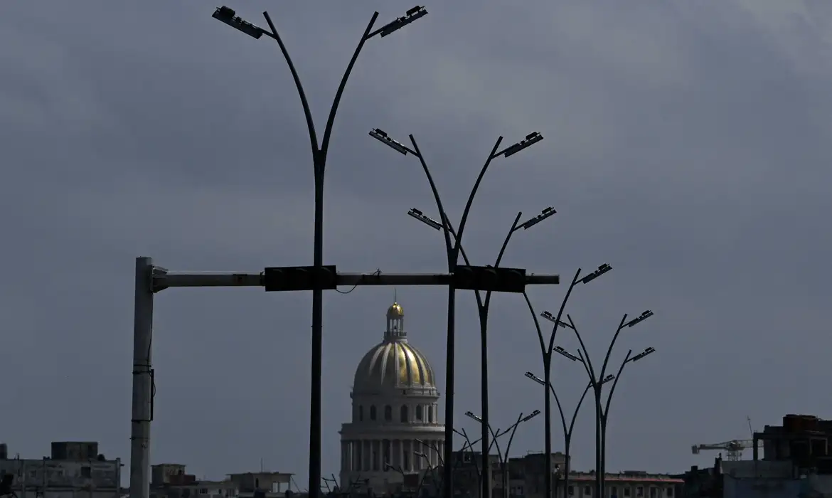 Cuba enfrenta três meses de crise energética devido a bloqueio dos EUA