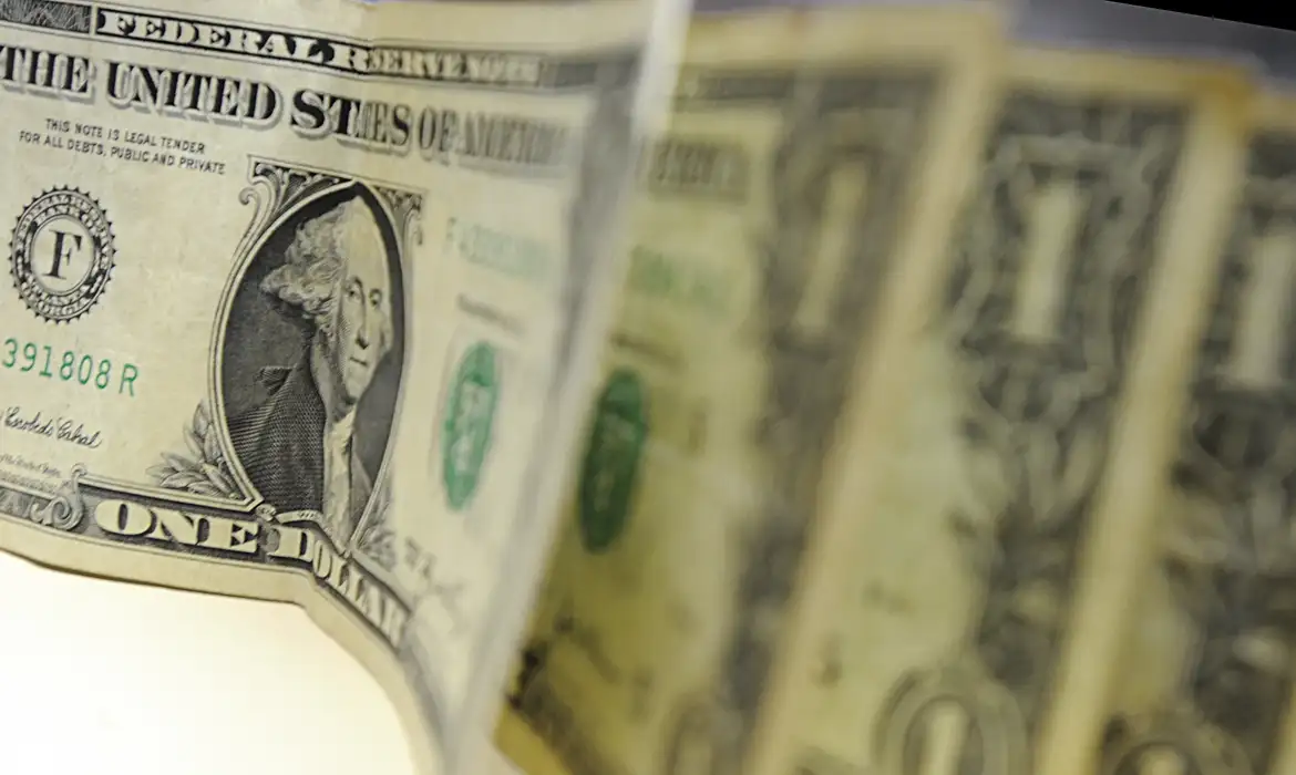 Dólar cai e bolsa sobe após Trump sinalizar redução de tensões no Irã