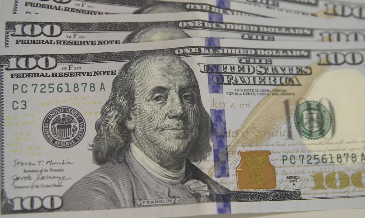 Dólar sobe e bolsa reage com alta das petroleiras após conflito no Oriente Médio