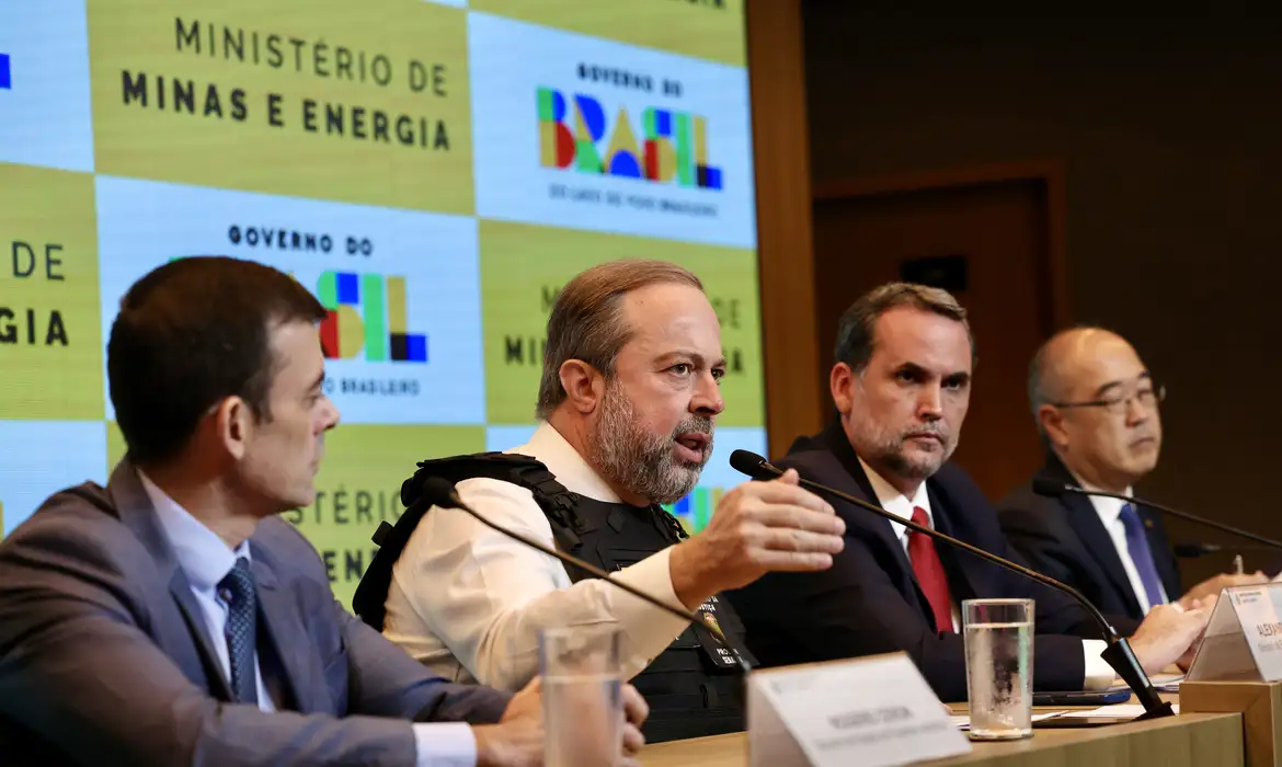 Governo exige que distribuidoras informem lucro semanal à ANP para controlar preços de combustíveis