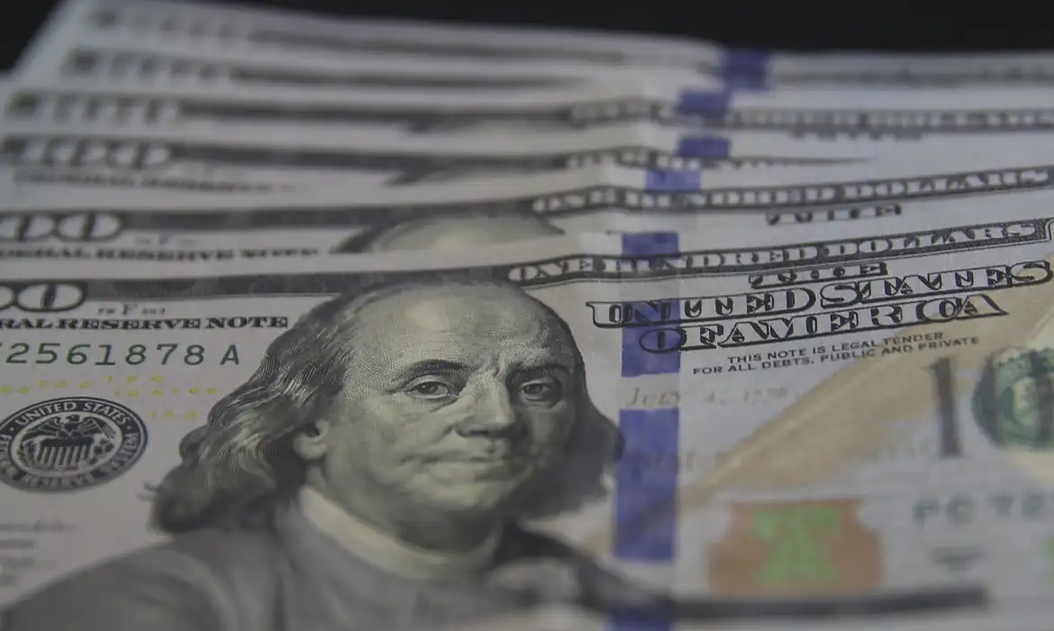 Dólar recua para R$ 5,21 em dia de ajuste no mercado financeiro