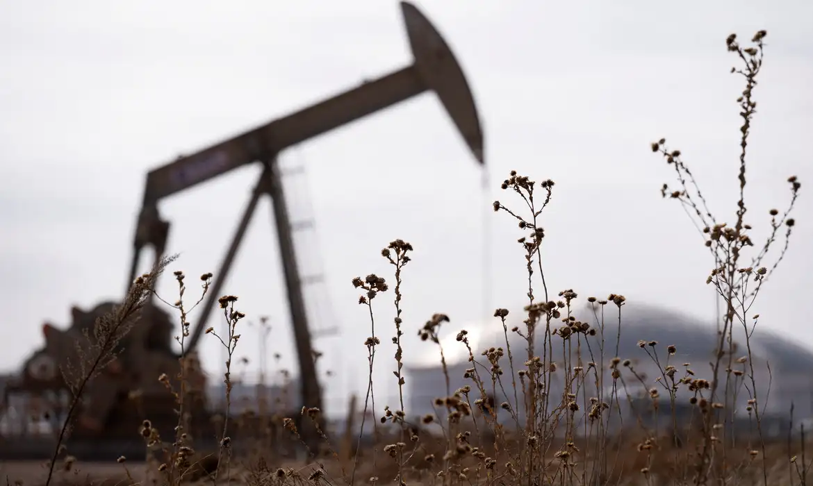 AIE libera reservas de petróleo para conter alta causada pela guerra no Irã