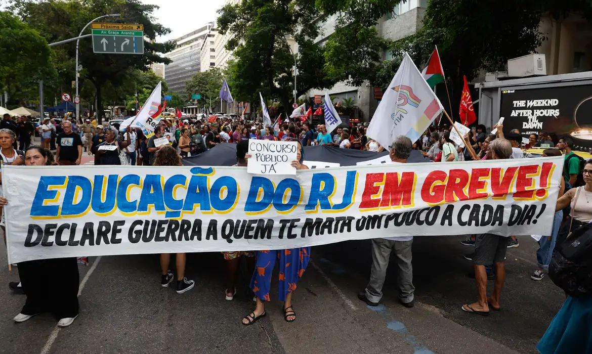 Professores do Rio fazem paralisação por reajuste salarial e melhores condições