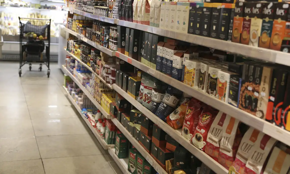 Vendas do varejo sobem 0,6% em fevereiro e batem recorde histórico no Brasil