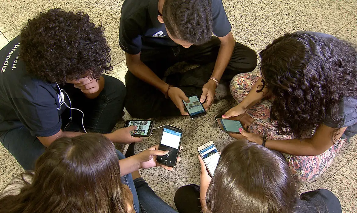 ECA Digital enfrenta desafio na participação das famílias na internet