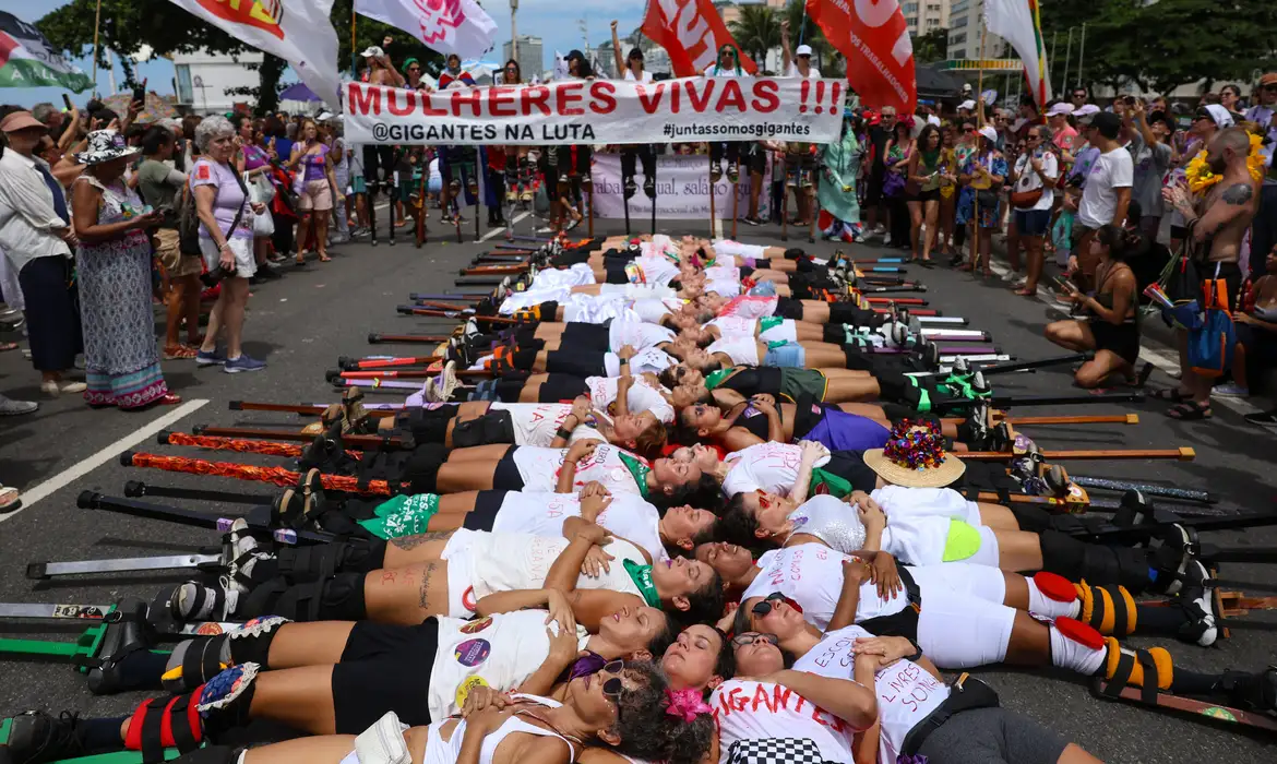 Mulheres protestam em Copacabana contra violência de gênero