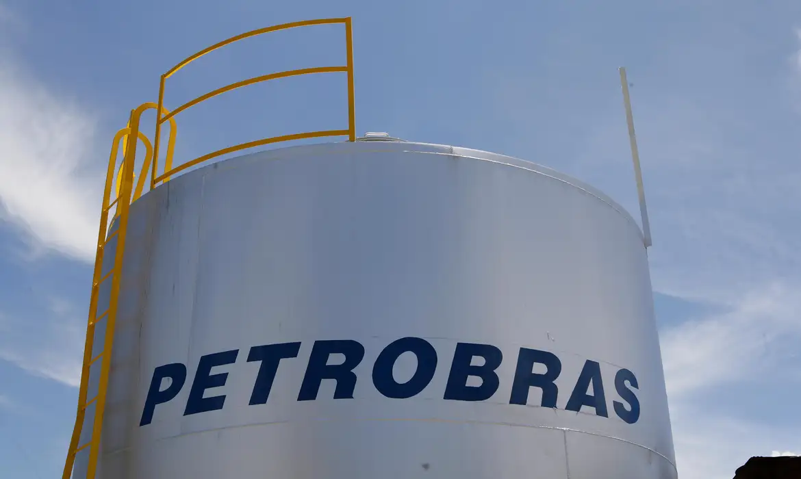 Distribuidoras pedem mais importação de diesel para estabilizar preços