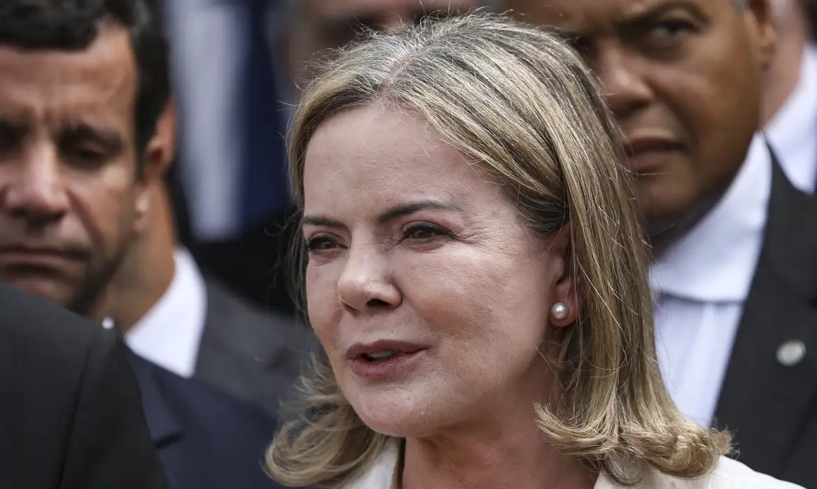 Gleisi Hoffmann deixa Secretaria para disputar vaga no Senado