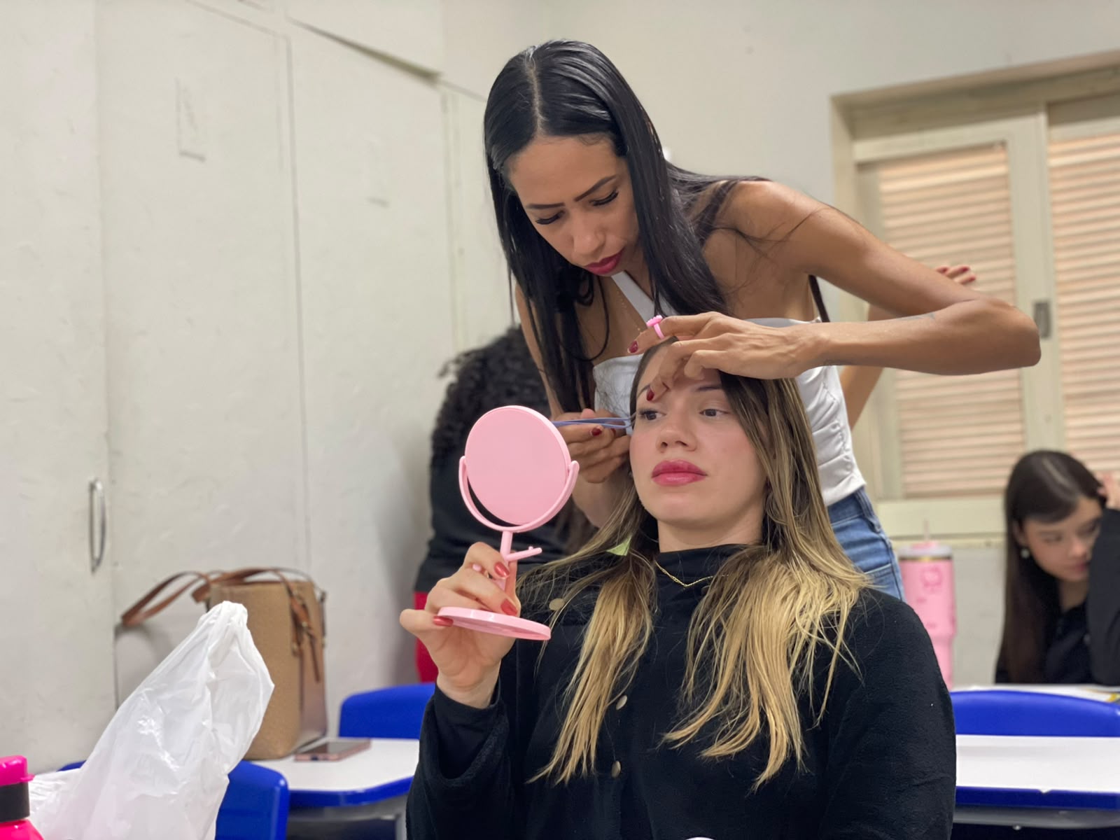 Curso Gratuito de Design de Sobrancelhas para Jovens em Campo Grande