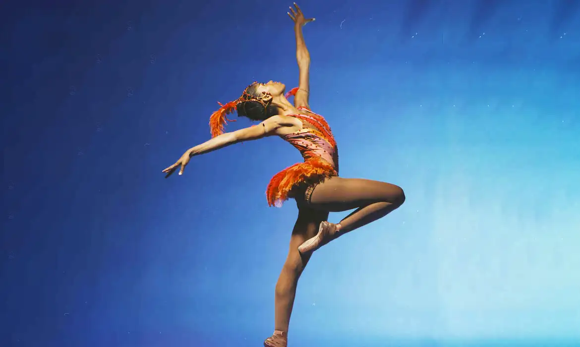 Bailarina brasileira Bethania Nascimento é homenageada na reestreia de Pássaro de Fogo em Nova York